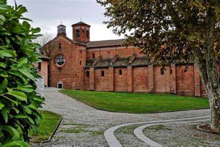 Alle porte di Milano sorge un antico e affascinante borgo medievale che cela una profonda tradizione storica e religiosa