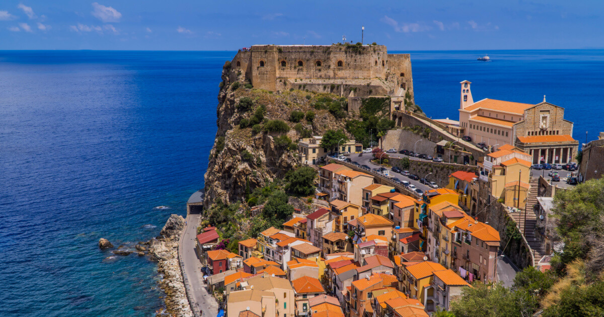 In Calabria ed a picco sul mare: si dice che questo borgo venga chiamato anche la Venezia del Sud | PaesiOnLine