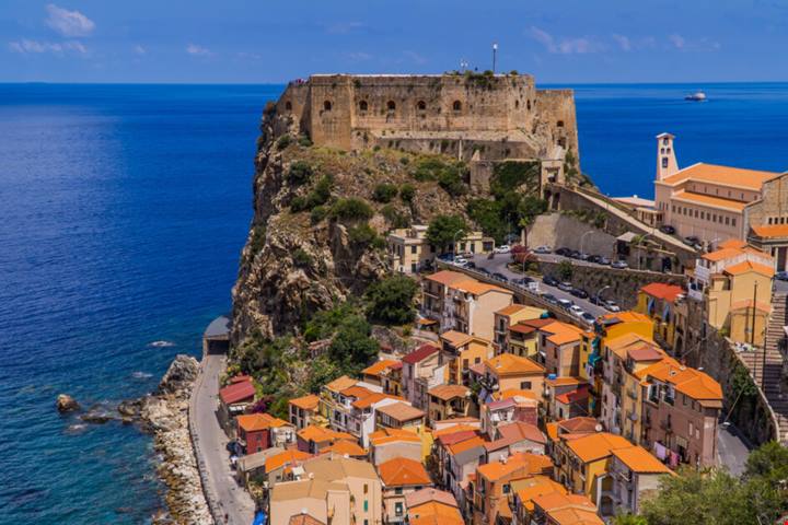 In Calabria ed a picco sul mare: si dice che questo borgo venga chiamato anche la Venezia del Sud | PaesiOnLine