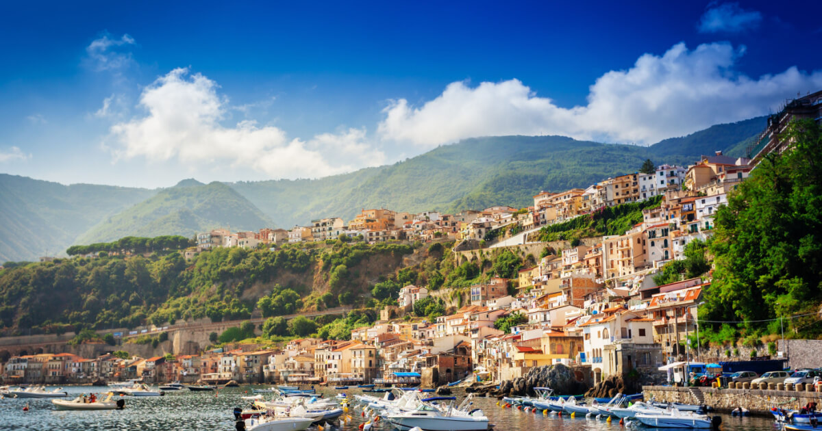 In Calabria ed a picco sul mare: si dice che questo borgo venga chiamato anche la Venezia del Sud | PaesiOnLine