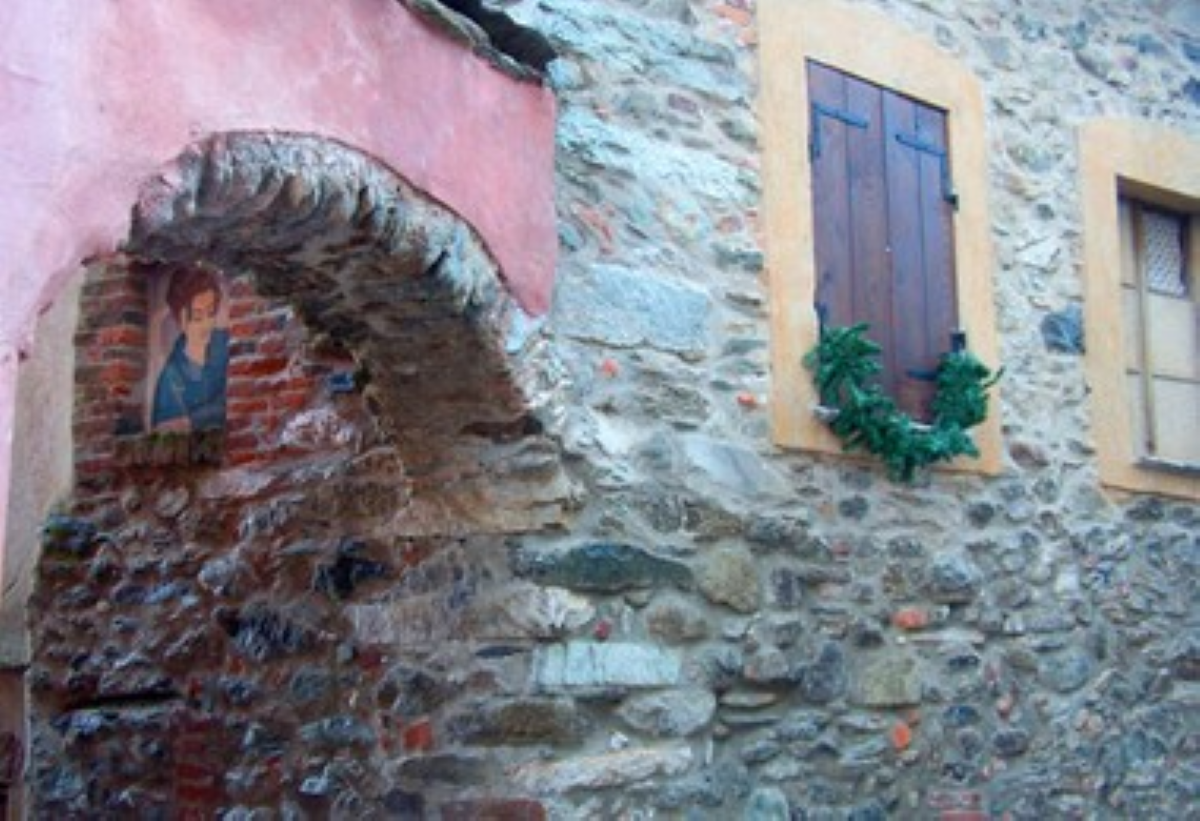 In Piemonte sorge un meraviglioso borgo medievale circondato da una corona di monti, tanto varia quanto spettacolare