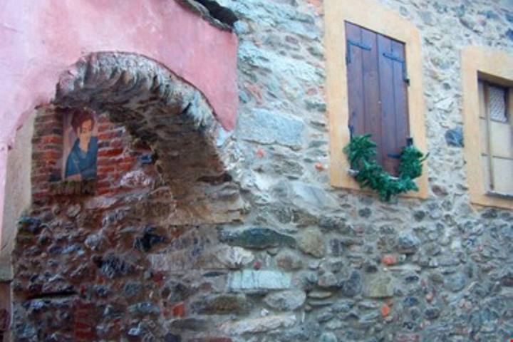 In Piemonte sorge un meraviglioso borgo medievale circondato da una corona di monti, tanto varia quanto spettacolare