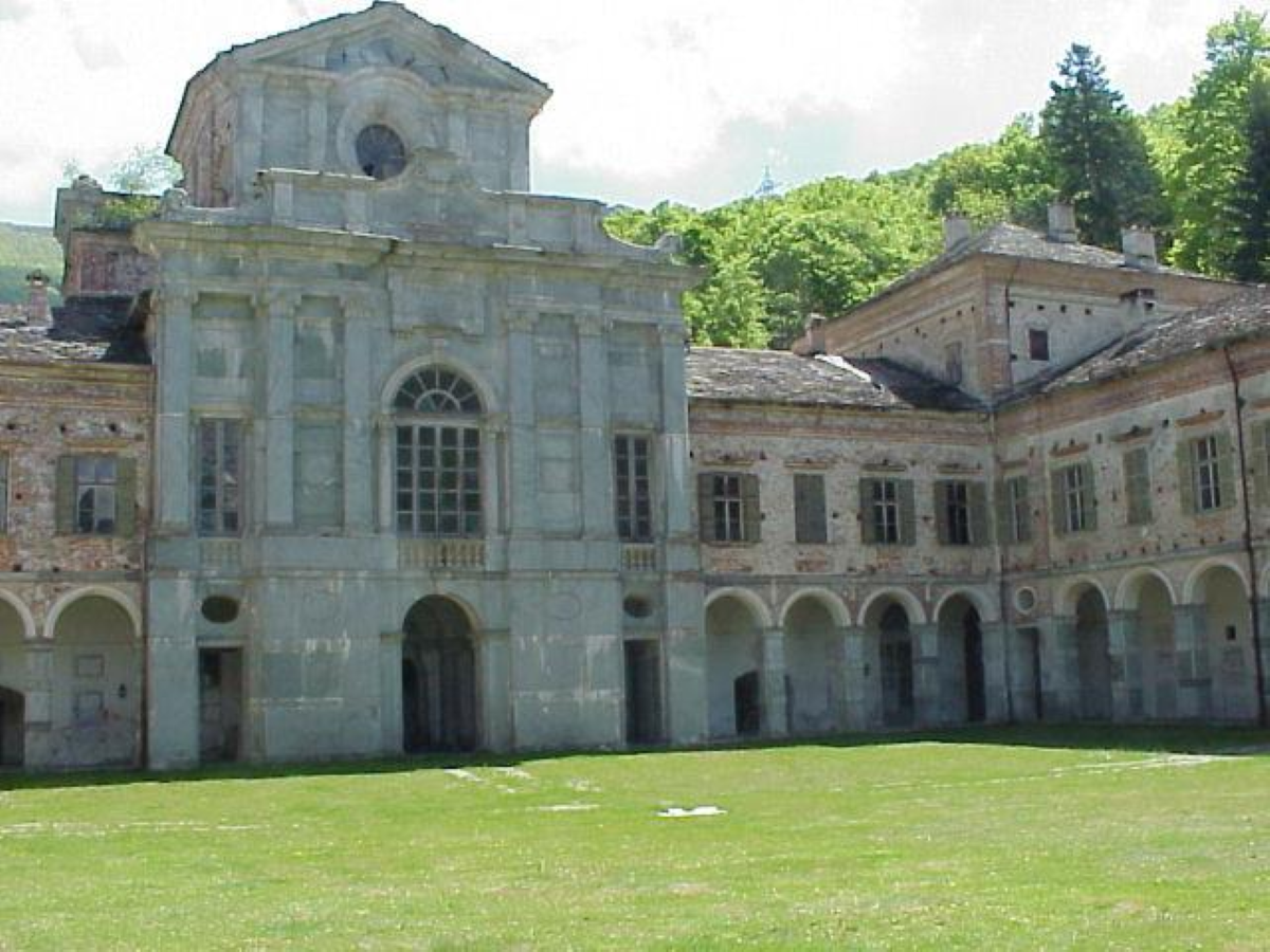 In Piemonte sorge un meraviglioso borgo medievale circondato da una corona di monti, tanto varia quanto spettacolare