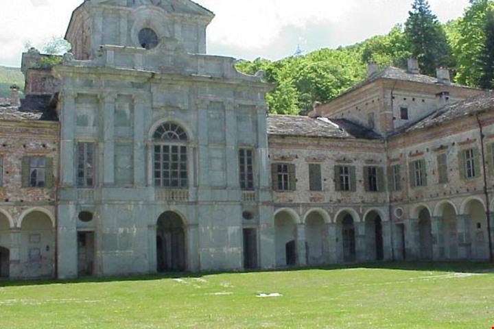 In Piemonte sorge un meraviglioso borgo medievale circondato da una corona di monti, tanto varia quanto spettacolare