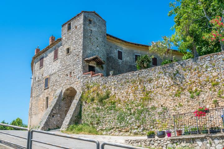 Nella splendida provincia di Frosinone, nel cuore della Ciociaria, sorge un borgo storico che sembra essere rimasto sospeso nel tempo