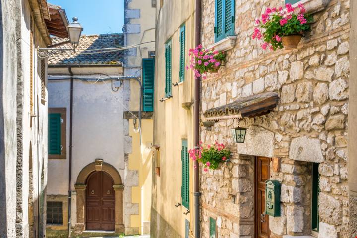 Nella splendida provincia di Frosinone, nel cuore della Ciociaria, sorge un borgo storico che sembra essere rimasto sospeso nel tempo