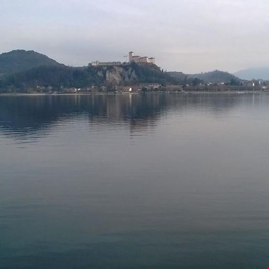 Arona Visione del castello di ANGERA nella parte opposta Lombarda del Lago maggiore  