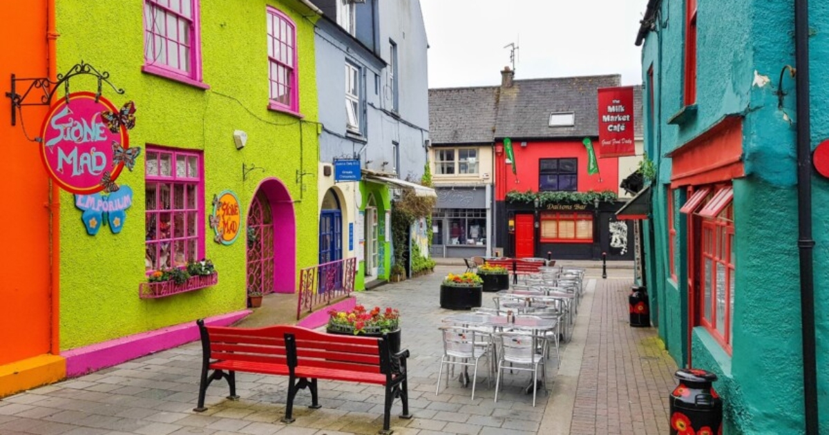 Anche in Irlanda c'è una piccola Burano! Questo meraviglioso villaggio colorato mette in piedi un caratteristico spettacolo architettonico | PaesiOnLine