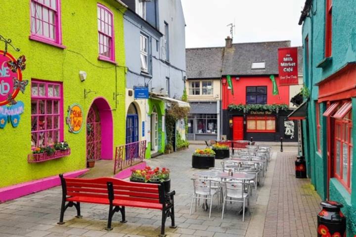Anche in Irlanda c'è una piccola Burano! Questo meraviglioso villaggio colorato mette in piedi un caratteristico spettacolo architettonico | PaesiOnLine