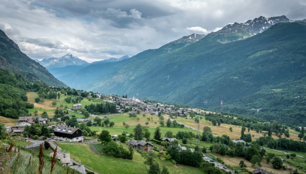 Tra le alte vette della Valle d’Aosta c’è un borgo alpino che custodisce antiche tradizioni e meraviglie naturali