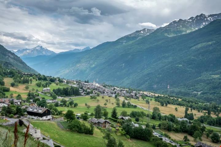 Tra le alte vette della Valle d’Aosta c’è un borgo alpino che custodisce antiche tradizioni e meraviglie naturali