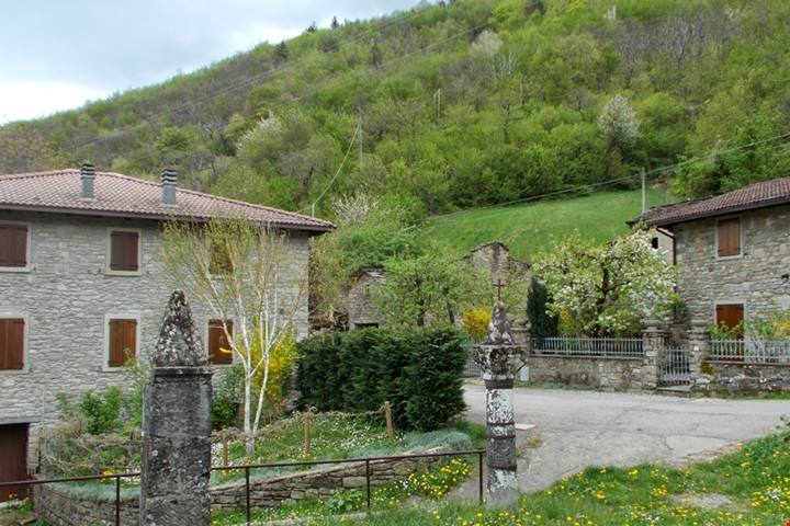 Sull'appennino modenese si trova un antichissimo borgo fantasma dal fascino davvero misterioso: ci abitano solo 4 persone | PaesiOnLine