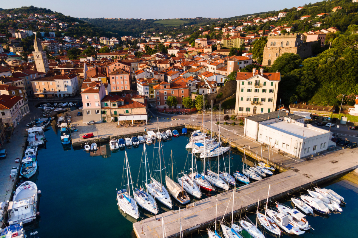 A due passi dal Golfo di Trieste c'è un borgo incantato dove le colline sembrano tuffarsi nel mare | PaesiOnLine