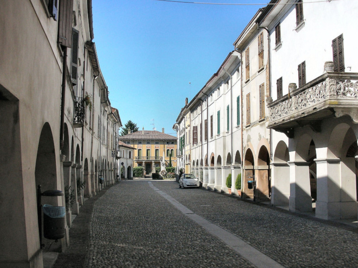 Nella placida campagna cremonese sorge un piccolo borgo medievale dalla storia antica e dalla tradizione manifatturiera secolare