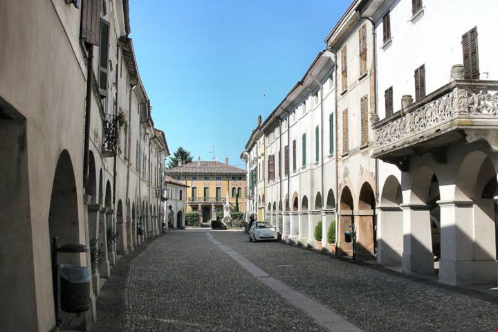 Nella placida campagna cremonese sorge un piccolo borgo medievale dalla storia antica e dalla tradizione manifatturiera secolare