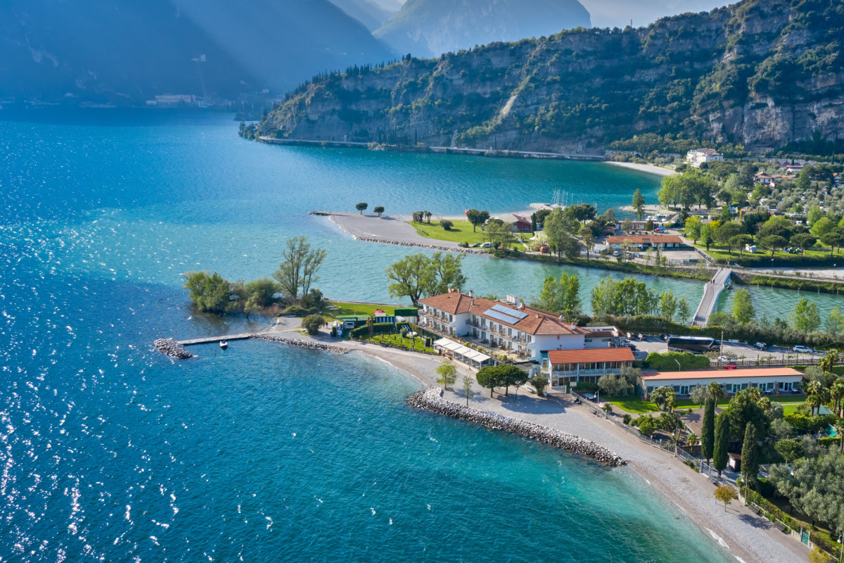 In Trentino Alto Adige è custodito un meraviglioso borgo medievale che sorge sulle rive di un lago dalla storia e dal fascino unico