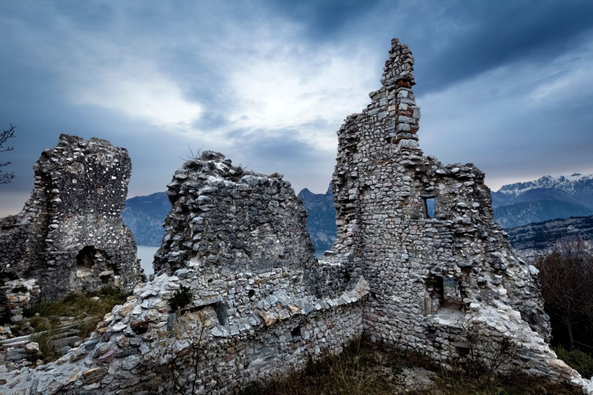 In Trentino Alto Adige è custodito un meraviglioso borgo medievale che sorge sulle rive di un lago dalla storia e dal fascino unico
