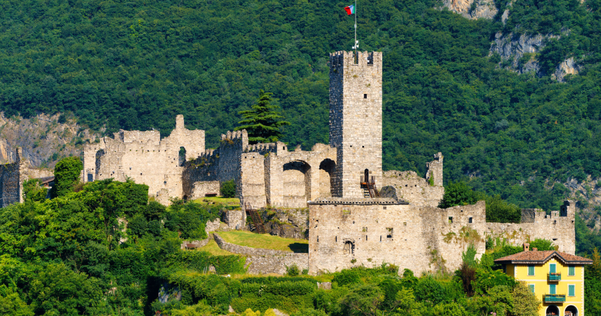 In provincia di Brescia c'è un antico borgo fortificato dal fascino medievale, dove immergersi nel passato e godere di un'atmosfera unica | PaesiOnLine