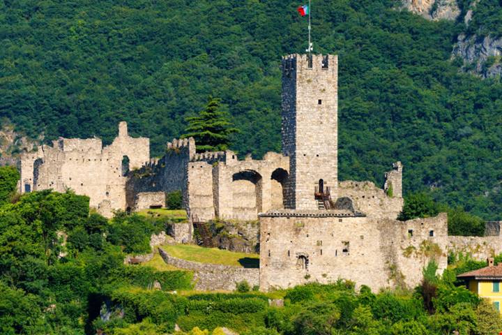 In provincia di Brescia c'è un antico borgo fortificato dal fascino medievale, dove immergersi nel passato e godere di un'atmosfera unica | PaesiOnLine