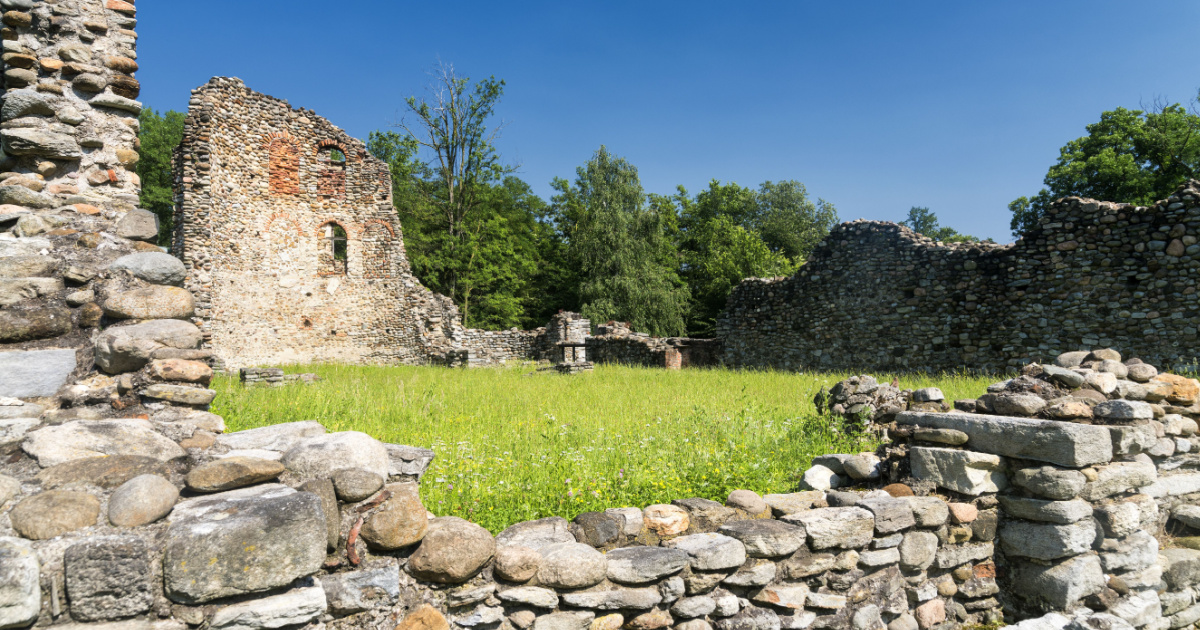 Nascosto nella provincia di Varese, in Lombardia, c'è un piccolo borgo dall'incredibile valenza archeologica e storica | PaesiOnLine