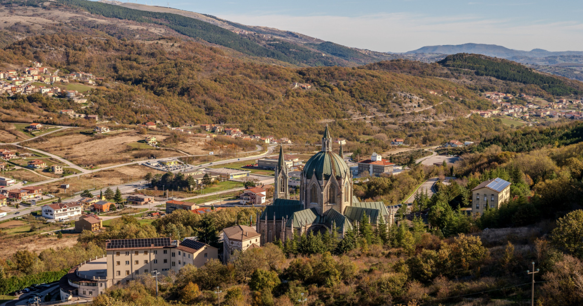 In Molise c'è un castello leggendario che da anni attira migliaia di pellegrini: sembra uscito da un film fantasy | PaesiOnLine