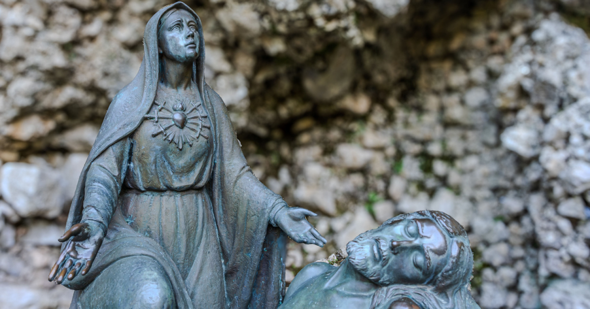In Molise c'è un castello leggendario che da anni attira migliaia di pellegrini: sembra uscito da un film fantasy | PaesiOnLine