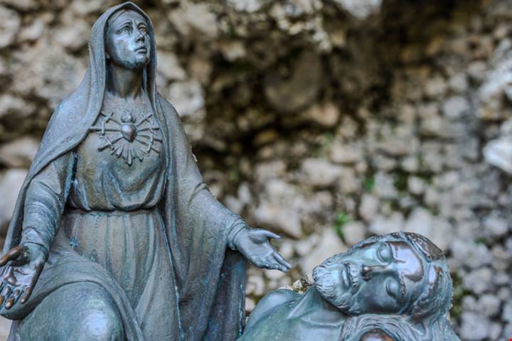 In Molise c'è un castello leggendario che da anni attira migliaia di pellegrini: sembra uscito da un film fantasy | PaesiOnLine