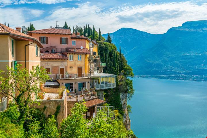 È un'autentica terrazza sul Garda, ed è un borgo perfetto per un weekend di primavera: dalla terrazza dei brivido agli scorci da cartolina, è un sogno ad occhi aperti
