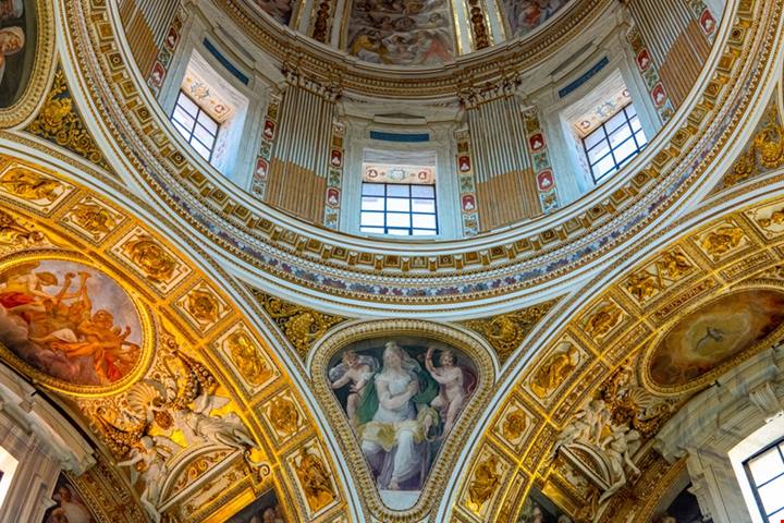 Dove il soffitto si apre ed è meglio di un cielo trapunto di stelle: ecco le 3 cappelle affrescate più belle d'Italia | PaesiOnLine