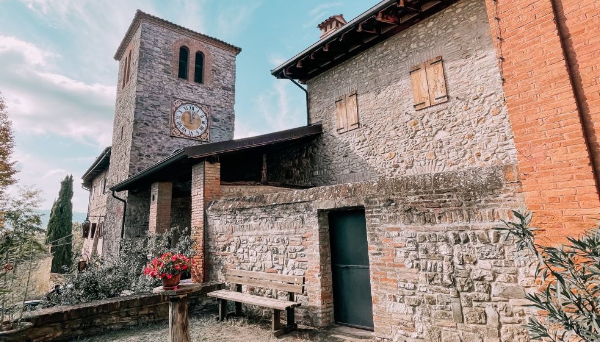 Sulle pendici dei Colli Bolognesi sorge un delizioso borgo dal fascino d'altri tempi: è l'ideale per una gustosa gita fuori porta | PaesiOnLine