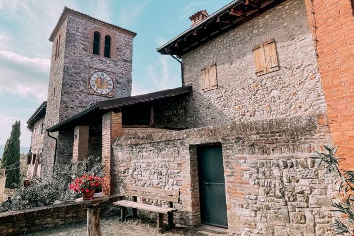 Sulle pendici dei Colli Bolognesi sorge un delizioso borgo dal fascino d'altri tempi: è l'ideale per una gustosa gita fuori porta | PaesiOnLine