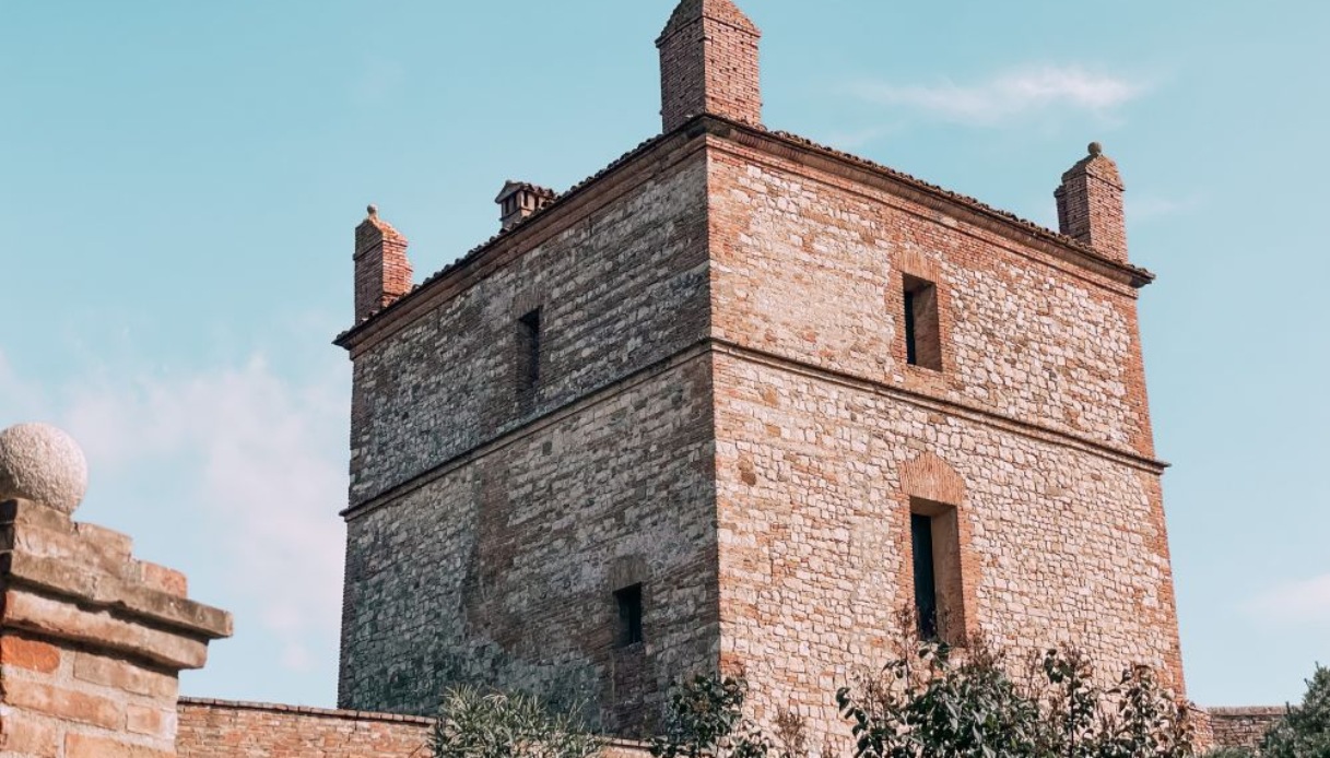 Sulle pendici dei Colli Bolognesi sorge un delizioso borgo dal fascino d'altri tempi: è l'ideale per una gustosa gita fuori porta | PaesiOnLine