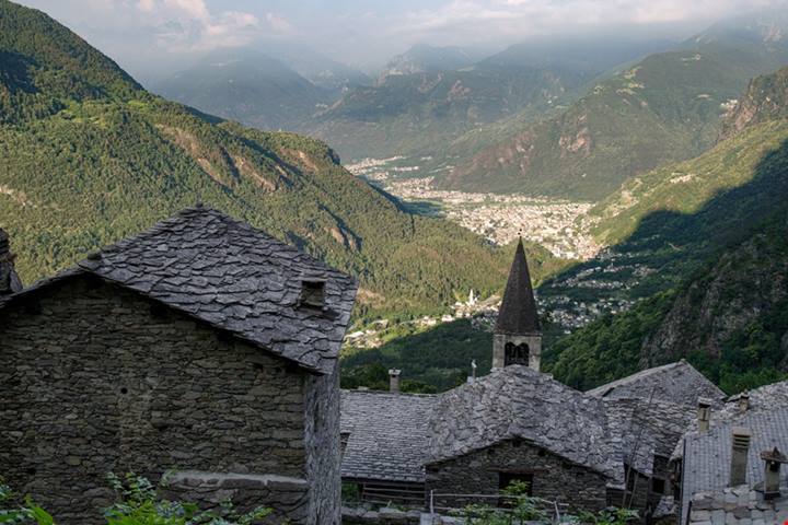 Tra le alture in provincia di Sondrio si nasconde un misterioso borgo abbandonato tutto fatto di pietra: per raggiungerlo devi scalare 3000 gradini | PaesiOnLine
