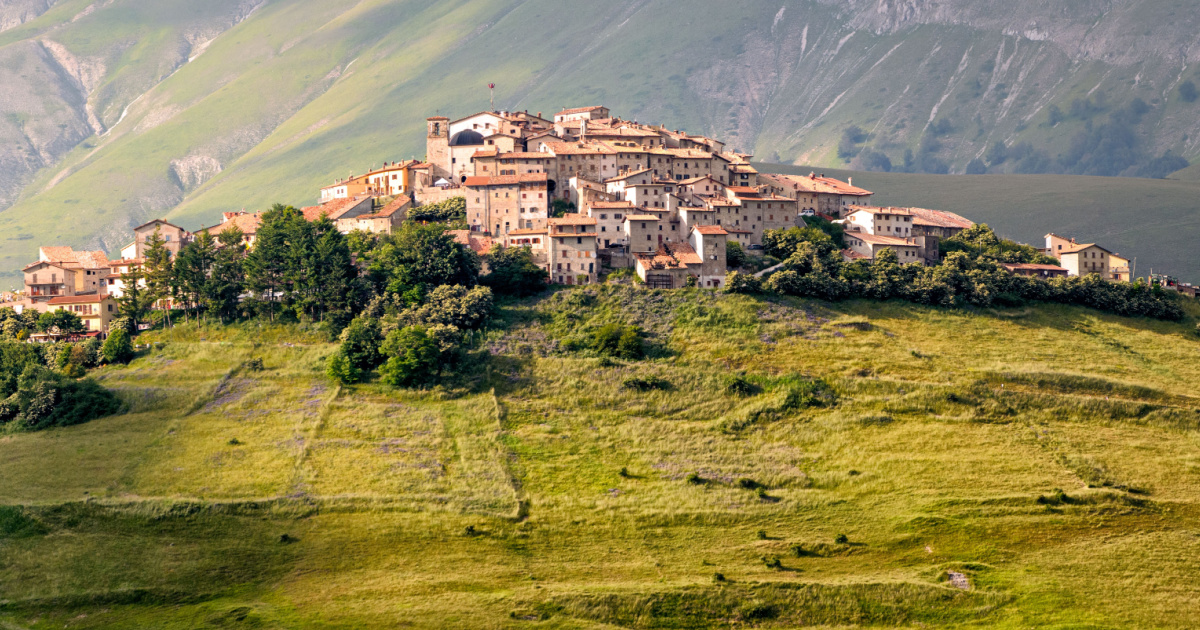 Tra vette imponenti e valli silenziose c'è un luogo meraviglioso che cambia colore a seconda del clima: in inverno è unico | PaesiOnLine