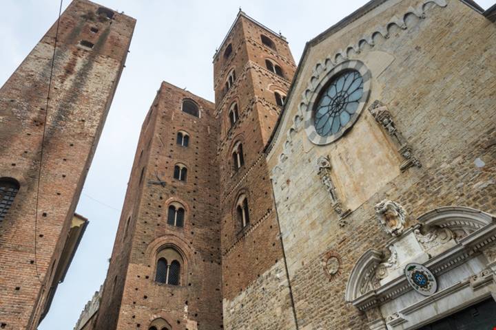 Tra mare e montagna c'è il borgo delle 100 torri della Liguria: custodisce un antico reperto divenuto ormai leggenda | PaesiOnLine