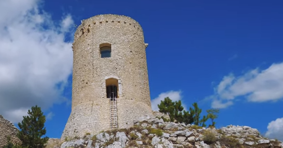 Storie di battaglie, cavalieri e principesse: attraversare le mura di questo antichissimo castello abruzzese ti catapulterà in una fiaba | PaesiOnLine
