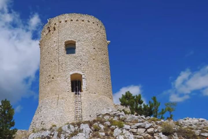 Storie di battaglie, cavalieri e principesse: attraversare le mura di questo antichissimo castello abruzzese ti catapulterà in una fiaba | PaesiOnLine