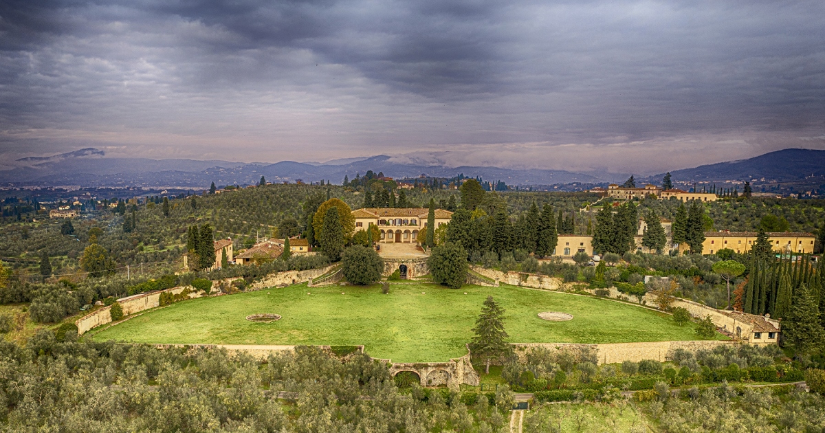 Si trova a pochi km da Firenze e sembra benedetto dalla natura: questo borgo sulle colline è magico | PaesiOnLine