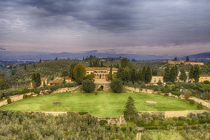 Si trova a pochi km da Firenze e sembra benedetto dalla natura: questo borgo sulle colline è magico | PaesiOnLine