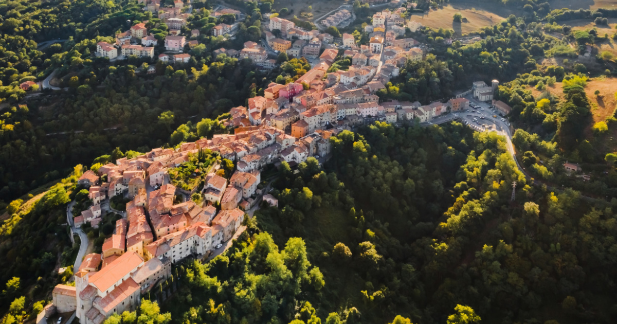 Vini pregiati e paesaggi d'autore: in Maremma c'è un antichissimo borgo medievale ancora affascinante come secoli fa | PaesiOnLine