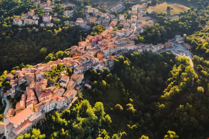 Vini pregiati e paesaggi d'autore: in Maremma c'è un antichissimo borgo medievale ancora affascinante come secoli fa | PaesiOnLine
