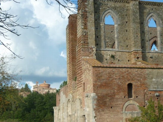 abbazia e chiesa sullo sfondo