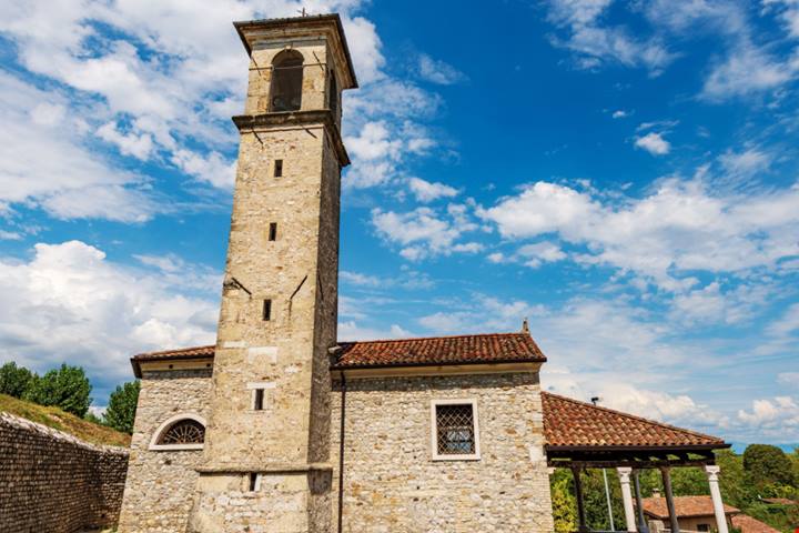 In Friuli Venezia Giulia c'è l'antico ma caratteristico borgo del mosaico: qui è racchiusa una tradizione secolare | PaesiOnLine