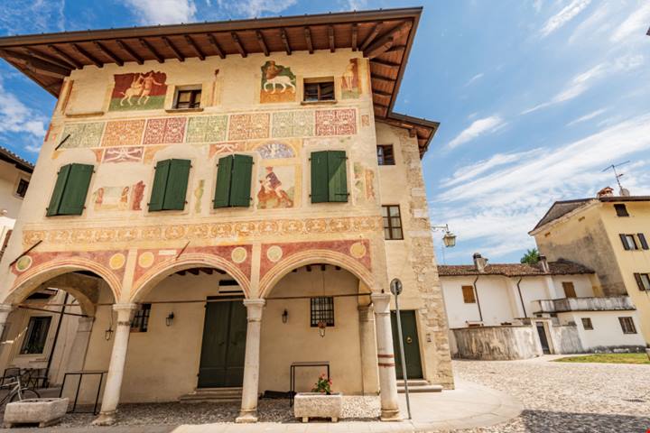 Friuli, il paese dei mosaici dove ogni angolo è un arcobaleno dell'arte