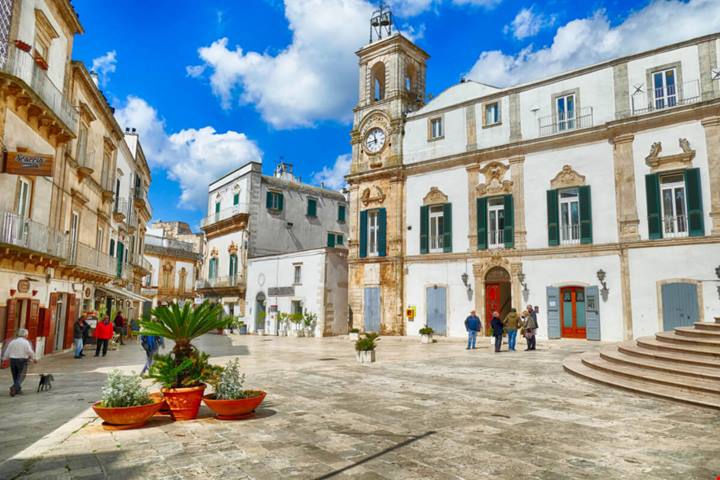 Si trova in Valle d'Itria ed è una delle perle barocche da non perdere in Puglia: questa cittadina bianca e ocra è una piccola opera d'arte a cielo aperto