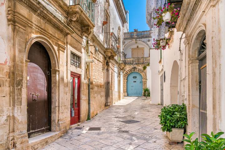 Si trova in Valle d'Itria ed è una delle perle barocche da non perdere in Puglia: questa cittadina bianca e ocra è una piccola opera d'arte a cielo aperto