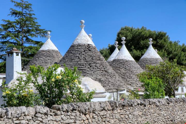 Si trova in Valle d'Itria ed è una delle perle barocche da non perdere in Puglia: questa cittadina bianca e ocra è una piccola opera d'arte a cielo aperto