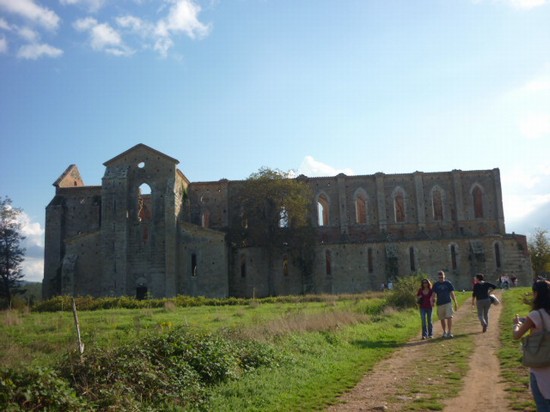 salendo verso la chiesa:panoramica abbazia