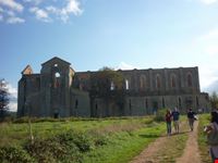 salendo verso la chiesa:panoramica abbazia