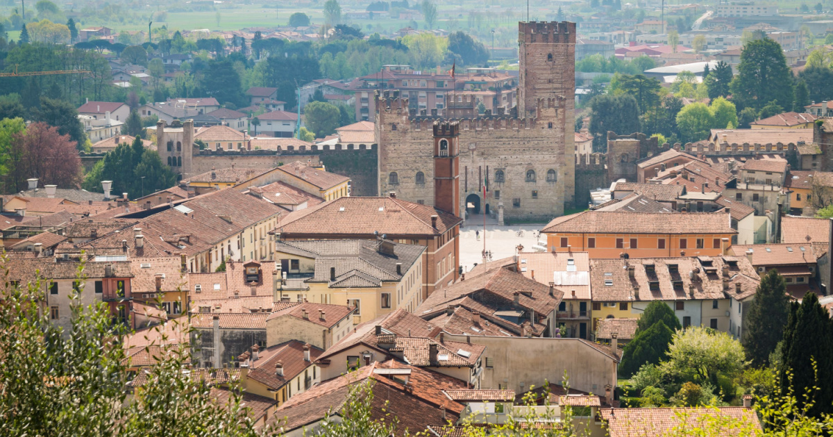 Incastonato tra i colli dell'altopiano di Asiago c'è un meraviglioso borgo medievale gelosamente custodito dalle sue mura: qui potrai sentirti un Re | PaesiOnLine